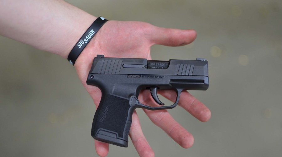 Subkompaktpistole SIG Sauer P365 liegt auf Handteller 