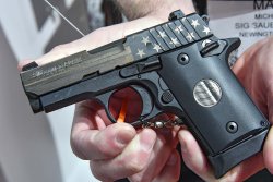 SIG Sauer P938 Stand – ein Sondermodell zu Ehren von Veteranen und Einsatzteams SIG-Sauer-P938-Stand-Ansicht-links