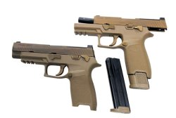 Test & Technik: SIG SauerXM17-Projekt Links: XM17 Full-Size Version mit entnommenen Magazin. Rechts: Geöffnete Compact-Version mit eingesetztem Magazin.