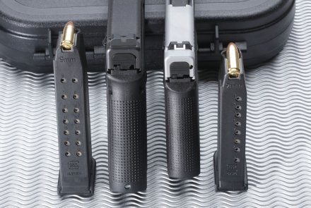 Vergleich der Griffrücken und Magazine zwischen einer G19 und einer G48.