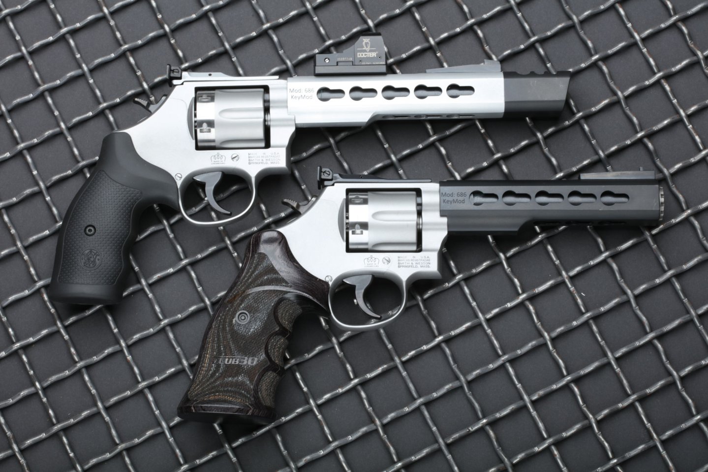 Club 30 Revolver mit KeyMod im Test: Der Smith & Wesson 686 der Armurerie Paul Frauenberg in .357 Magnum 2 Smith & Wesson 686 untereinander von rechts.