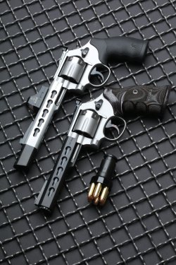 Club 30 Revolver mit KeyMod im Test: Der Smith & Wesson 686 der Armurerie Paul Frauenberg in .357 Magnum Der Smith & Wesson KeyMod in .357 Magnum.