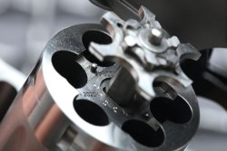 Club 30 Revolver mit KeyMod im Test: Der Smith & Wesson 686 der Armurerie Paul Frauenberg in .357 Magnum Trommelkran des 686 KeyMod.