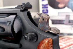 Test & Technik: Smith & Wesson M 28 Highway Patrolman Revolver Kimme und Hahn des Smith & Wesson M 28 Highway Patrolman Revolvers