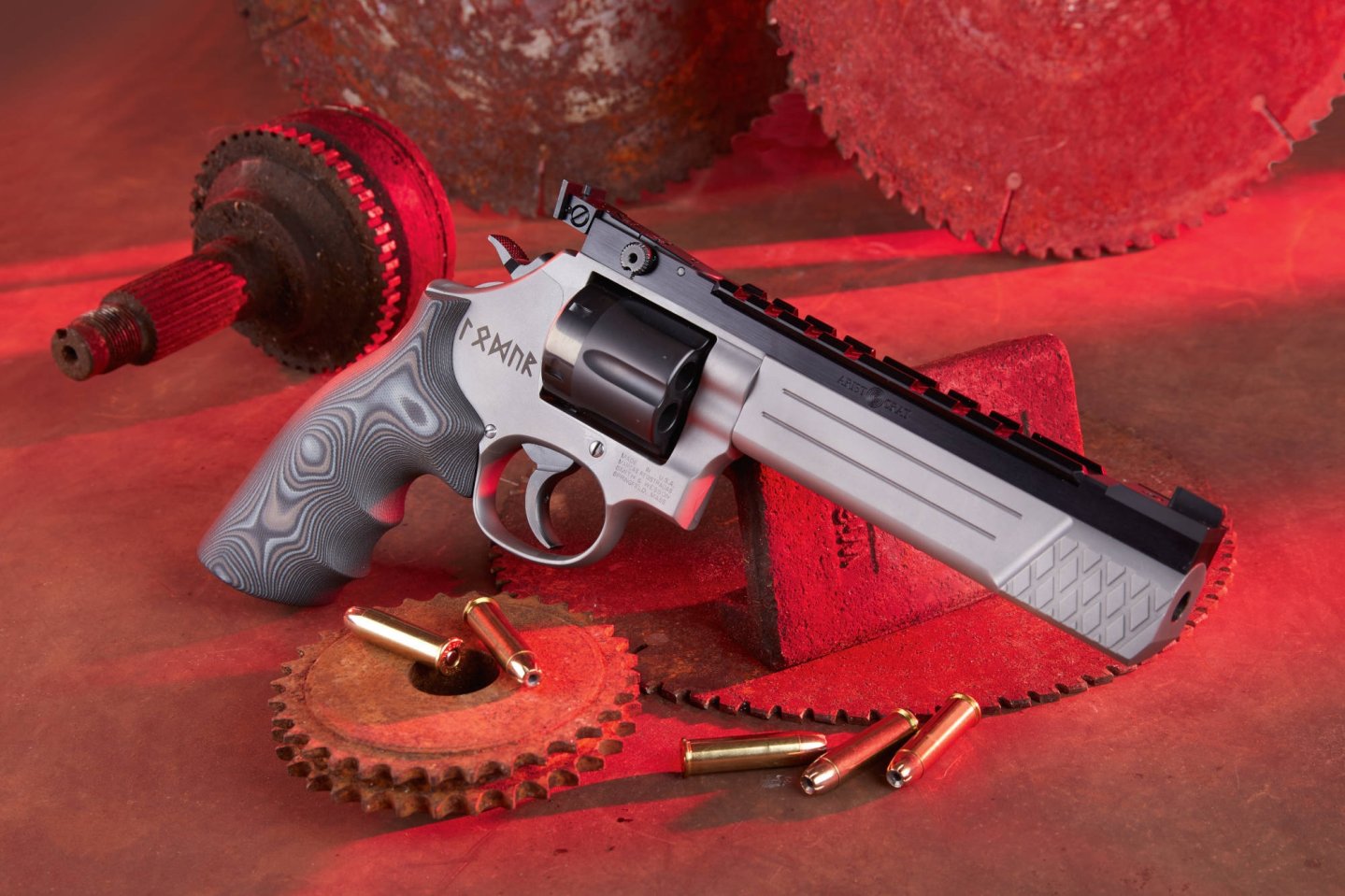 Jenseits des Mythos: Match-Revolver S & W M 686 Lodur in Kaliber .357 Magnum von Sport Target Pistol im Test Revolver S & W M 686 Lodur in Kaliber .357 Magnum vor Zahnraedern und rotem Hinterrgrund in der Uebersicht