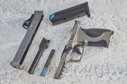 Voll im Trend: S & W-Pistolen Modellreihe M & P9 Kaliber 9 mm Luger mit Aluminium-Griffstück im Test Zerlegte S & W M & P9.