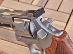 B&H Waffenhandel exklusiv: Spohr Modell 286 Competition in .357 Magnum, .38 Special und 9 mm Luger im Test Bedienelemente des B&H-exklusiven Spohr 286 Competition.
