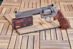 B&H Waffenhandel exklusiv: Spohr Modell 286 Competition in .357 Magnum, .38 Special und 9 mm Luger im Test Spohr 286 Competition komplett von links.