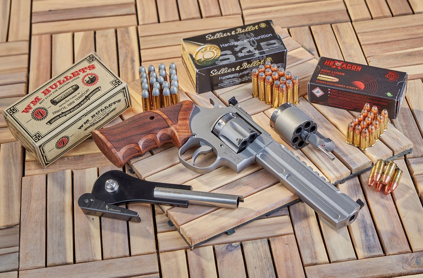 B&H Waffenhandel exklusiv: Spohr Modell 286 Competition in .357 Magnum, .38 Special und 9 mm Luger im Test Spohr Modell 286 Competition komplett von rechts mit Munition.