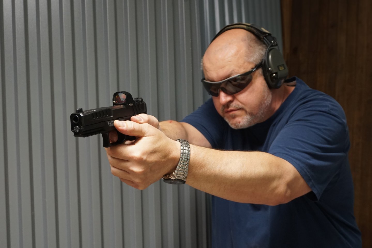 Im Test: Die neue Selbstladepistole Springfield Armory Echelon im Kaliber 9 mm Luger Schütze im Anschlag mit der Springfield Armory Echelon.
