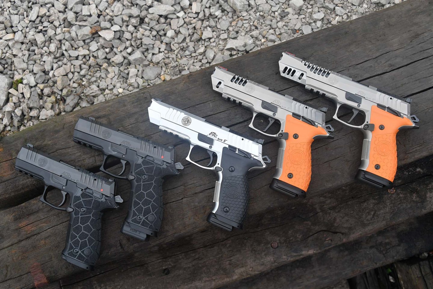 Von links nach rechts: die ATd Compact und ATd Compact Comp, die ATc Base 5", in weiß mit schwarzen Griffen, und das Duo ATc "Rock", identische Raceguns, erhältlich mit 5" und 6" Lauf, getunten SAO-Abzüge mit hi-viz-orange Griffen.