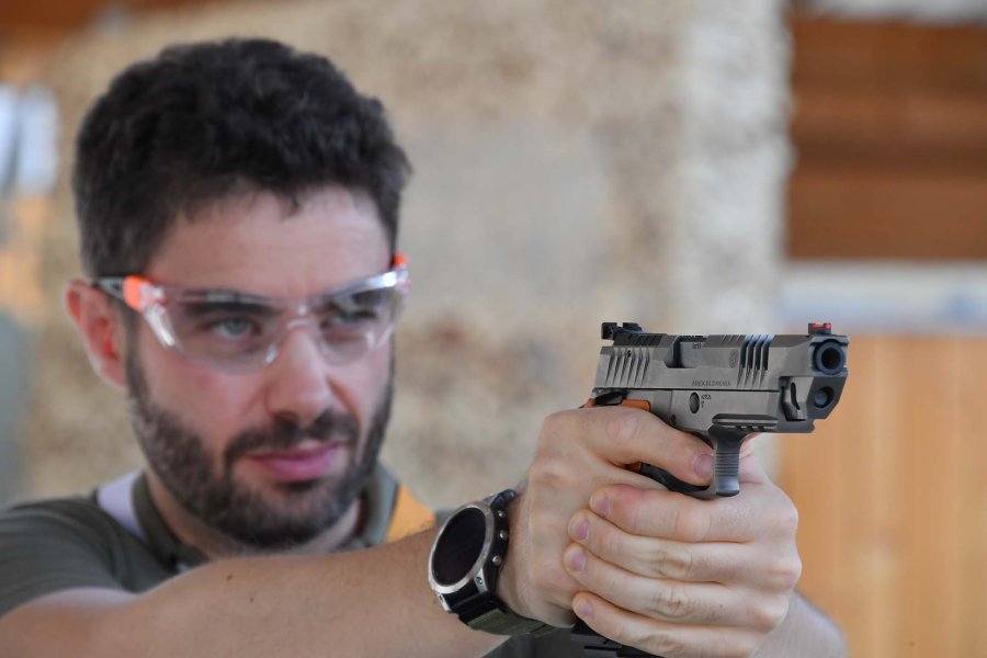 Neuvorstellung Ganzmetallpistolen in 9 mm Luger: Die Steyr Arms ATd und ATc Steyr Arms, zwei neue Serien von 9 mm halbautomatische Pistolen.