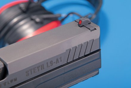 Steyr L9-A1 in 9 mm Luger - das Korn hat einen roten Dot Steyr L9-A1 in 9 mm Luger - das Korn hat einen roten Dot