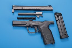 Steyr L9-A1 in 9 mm Luger im demontierten Zustand Steyr L9-A1 in 9 mm Luger im demontierten Zustand