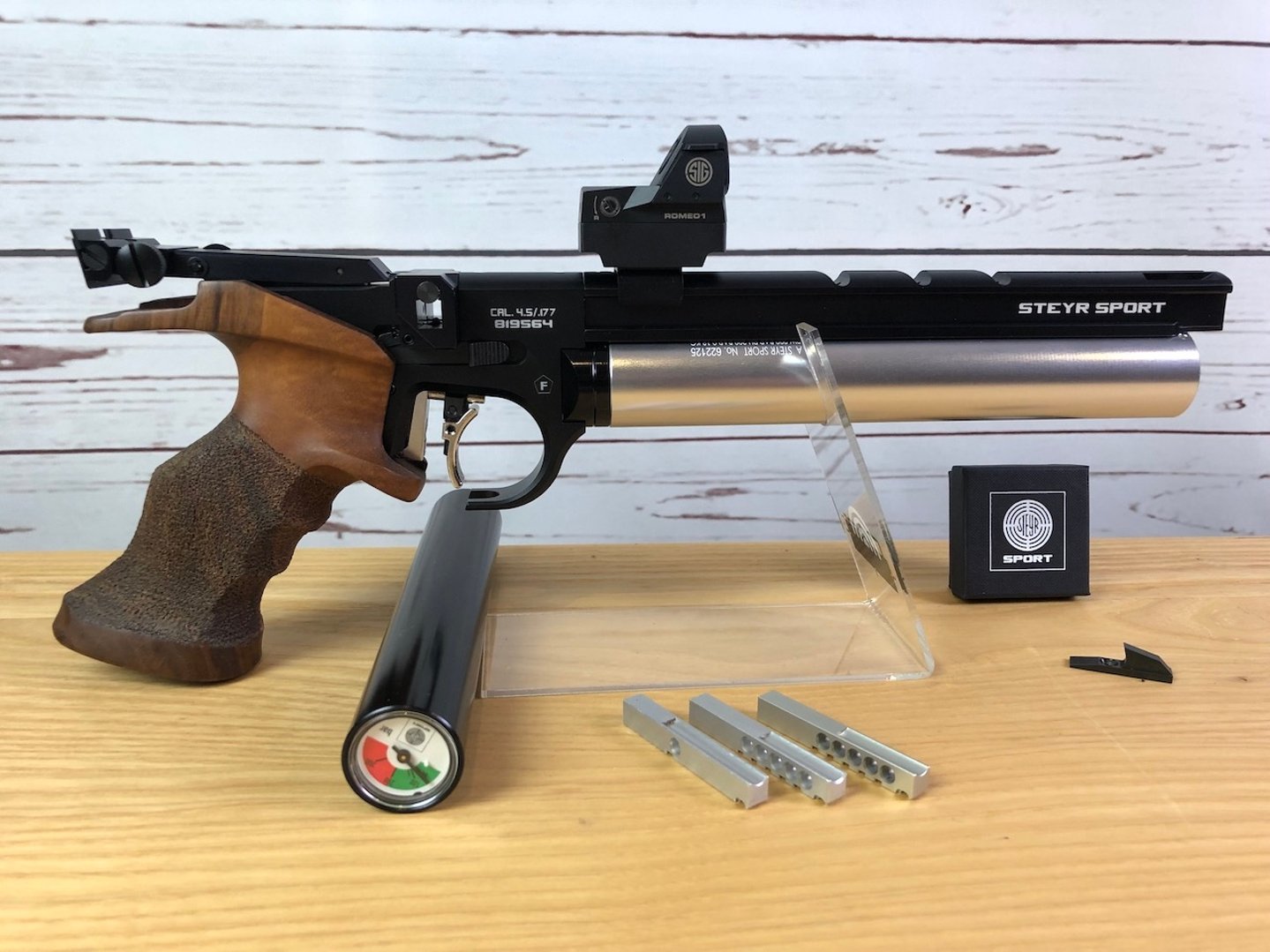 Die Steyr LP mit allem Zubehör.