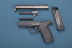 Die Steyr M9-A1 in 9 mm Luger im zerlegten Zustand. Die Steyr M9-A1 in 9 mm Luger im zerlegten Zustand.