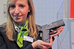 STEYR MANNLICHER Sportpistole RFP im Kaliber .22 Long Rifle Frau hält Steyr RFP.