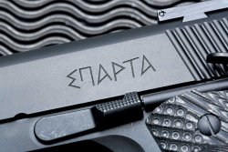 STI Europe Sparta 5.0 in 9 mm Luger und .45 Auto "Sparta"-Schriftzug der Waffe