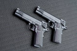 STI Europe Sparta 5.0 in 9 mm Luger und .45 Auto Beide Modelle nebeneinander