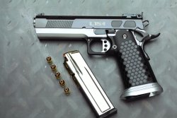 "New Generation"-Pistolen von STP im Test – Teil 1: Die 9 mm Luger-Modelle Lisa und Elsa STP Lisa von links.