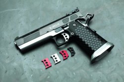 "New Generation"-Pistolen von STP im Test – Teil 1: Die 9 mm Luger-Modelle Lisa und Elsa STP Lisa mit mehreren Abzugzüngeloptionen im Vordergrund.