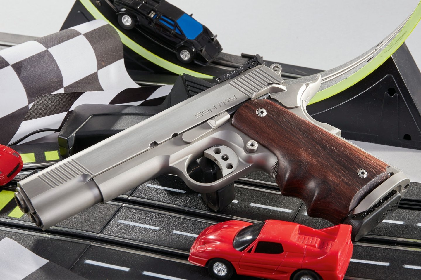 Test: Pistole STP Sentry 5.0 in 9 mm Luger: Amerikanischer Klassiker – custom made by Prommesberger STP Sentry 9 mm Luger von links