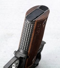 Test: STP Sport Target Pistol DAG und Club 30 Präz 5.0 – Was können die Premium-Pistolen in Kaliber 9 mm Luger? STP-Sport-Target-Pistol-1911-Club-30-Praez-5-0-Pistole-in-Kaliber-9-mm-luger-griff-detail