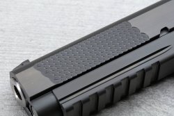 Test: STP Sport Target Pistol DAG und Club 30 Präz 5.0 – Was können die Premium-Pistolen in Kaliber 9 mm Luger? STP-Sport-Target-Pistol-1911-Club-30-Praez-5-0-Pistole-in-Kaliber-9-mm-luger-mit-Patronen-greifrillen-detail