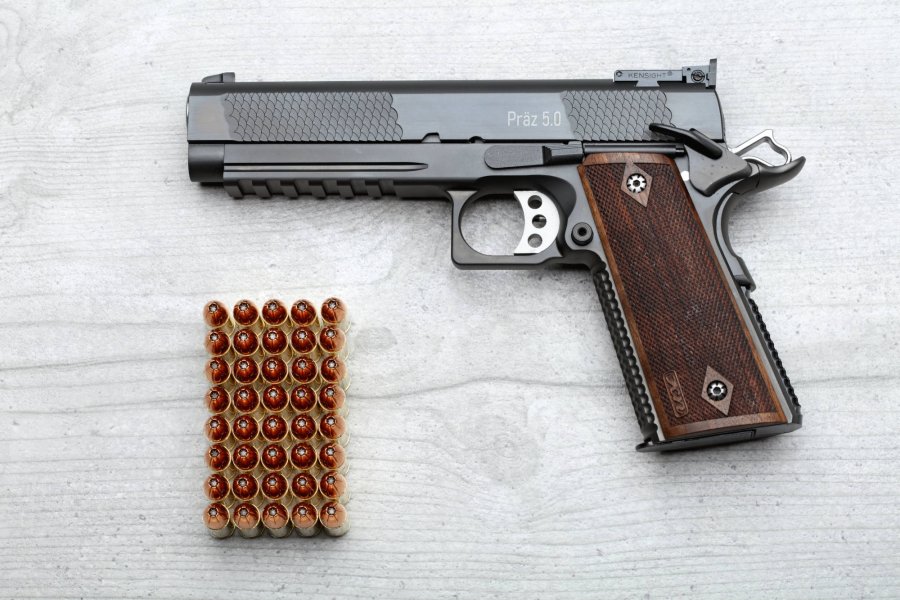 Test: STP Sport Target Pistol DAG und Club 30 Präz 5.0 – Was können die Premium-Pistolen in Kaliber 9 mm Luger? STP-Sport-Target-Pistol-1911-Club-30-Praez-5-0-Pistole-in-Kaliber-9-mm-luger-mit-Patronen-uebersicht-links