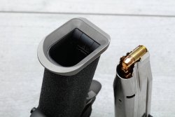 Test: STP Sport Target Pistol DAG und Club 30 Präz 5.0 – Was können die Premium-Pistolen in Kaliber 9 mm Luger? STP-Sport-Target-Pistol-2011-DAG-Pistole-in-Kaliber-9-mm-luger-magazintrichter-detail