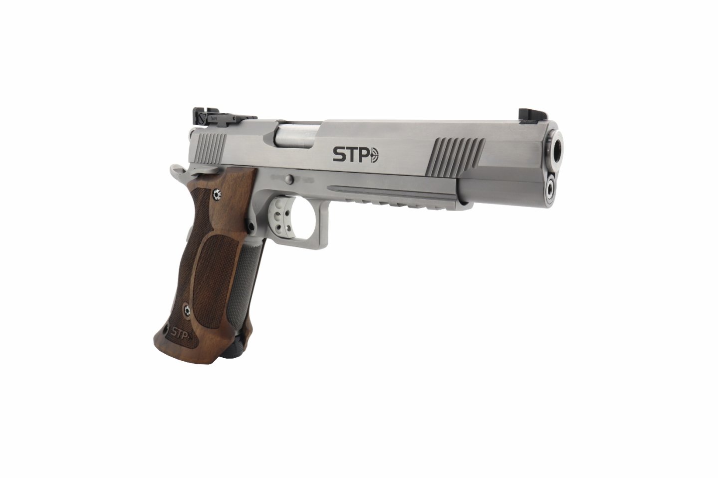 B&H Waffenhandel Sonderserie: Selbstladepistole STP TM 28 in .45 ACP, .40 S&W, 9 mm Luger und .22 l.r. STP TM 28 von vorne links.