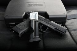 Test: Freie Waffe T4E TPM1 als Set von 4komma5 – Für Training und Home-Defence T4E TPM1 mit Ersatzmagazin.