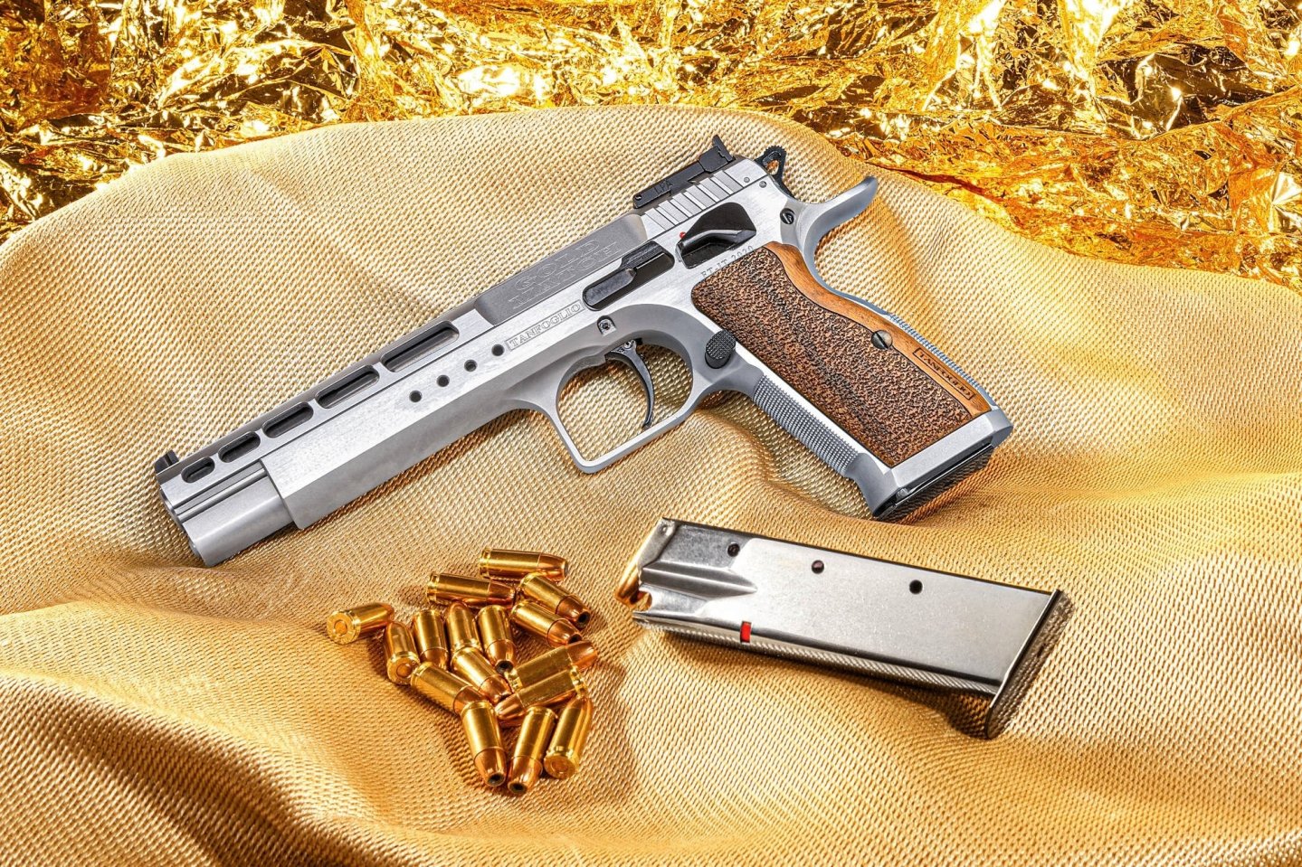 Tanfoglio P 19 Gold Match BDS Pistole in 9 mm Luger: Die exklusiv für den BDS angepasste Sportpistole von WAIMEX im Test Tanfoglio P 19 Gold Match BDS Pistole mit magazin und patronen