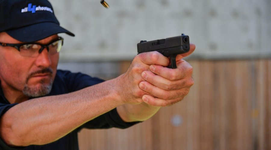 Sportschütze kontrolliert die GLOCK 43 Taschenpistole im Schuss