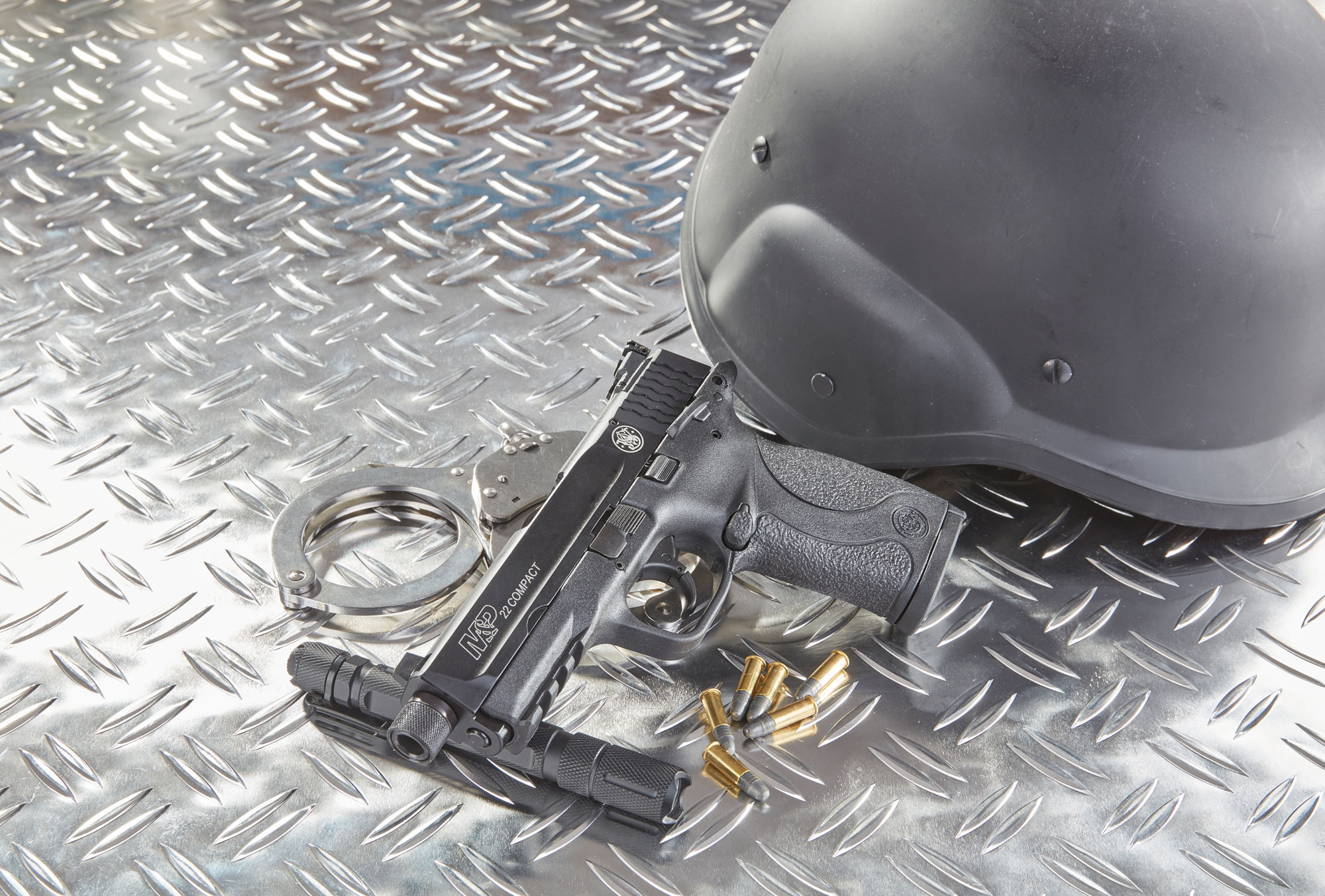 smith-und-wesson: Test der Kleinkaliber-Pistole Smith & Wesson Military & Police (M&P) 22 Compact mit Schalldämpfer smith-und-wesson: Test der Kleinkaliber-Pistole Smith & Wesson Military & Police (M&P) 22 Compact mit Schalldämpfer