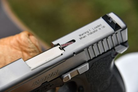 Test & Technik: Kahr P9 DuoTone in 9 mm Luger Der Ladestandanzeiger der Kahr P9 DuoTone LCI zeigt an, dass sich eine Patrone im Patronenlager der Pistole befindet.