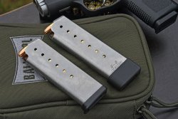 Test & Technik: Kahr P9 DuoTone in 9 mm Luger Zwei geladene Magazine der Kompaktpistole Kahr P9.