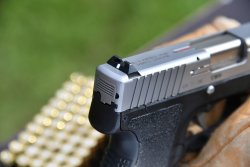Test & Technik: Kahr P9 DuoTone in 9 mm Luger Die Repetierrillen im hinteren Bereich des Verschlusses der Kahr P9 DuoTone LCI 3,6" Premium.