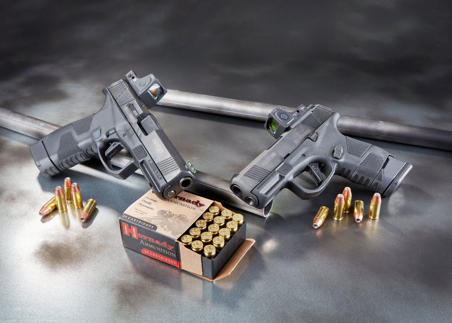 Die beiden Testwaffen Mossberg MC2c und MC2sc OR zeigen die unterschiedlichen Montagearten für das TRijicon MRMcc ADJ.