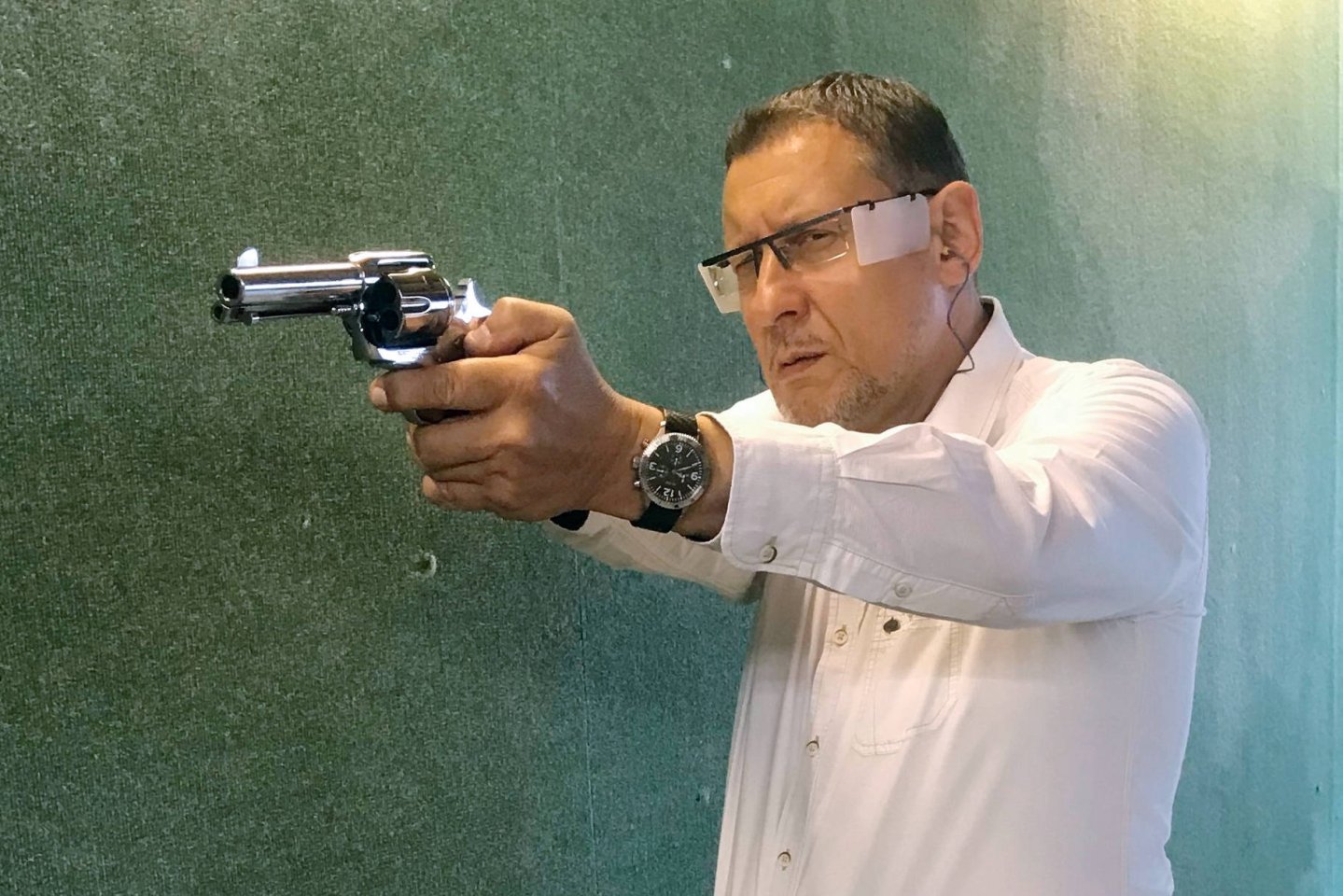 Frank Flumm schießend mit Ruger Vaquero