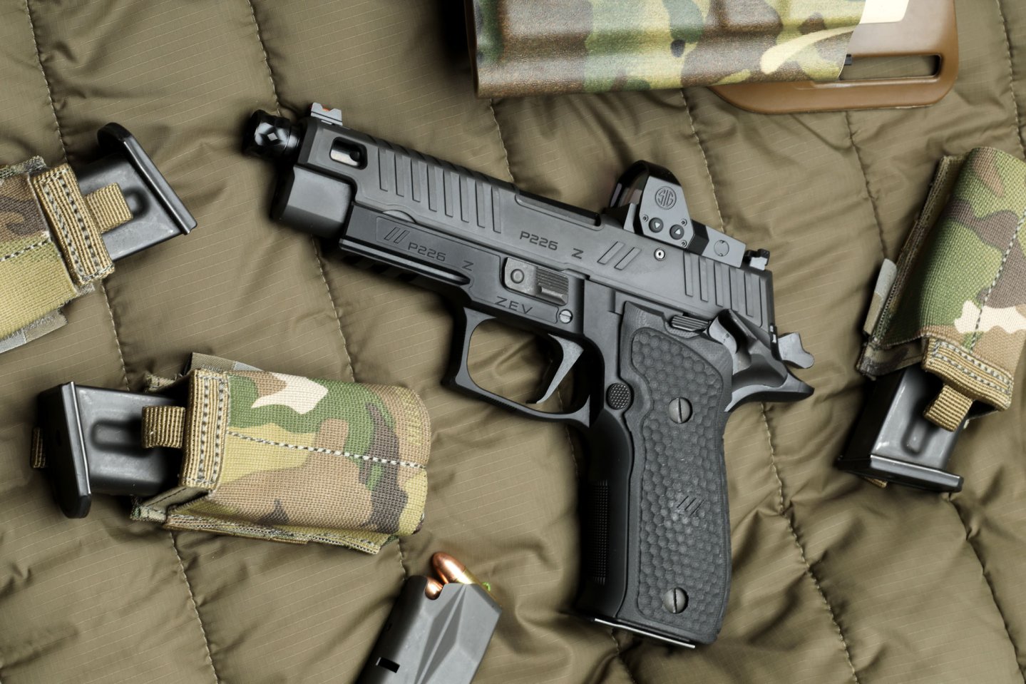 SIG Sauer P226 ZEV 9 mm Luger: Praxistest der neuen und modernisierten Version der legendären Dienstpistole Die SIG Sauerr P226 ZEV kommt bereit mit vormontiertem MRDS ROMEO1PRO. Die Pistole hat eine beidseitige Sicherung und einen SAO-Abzug.