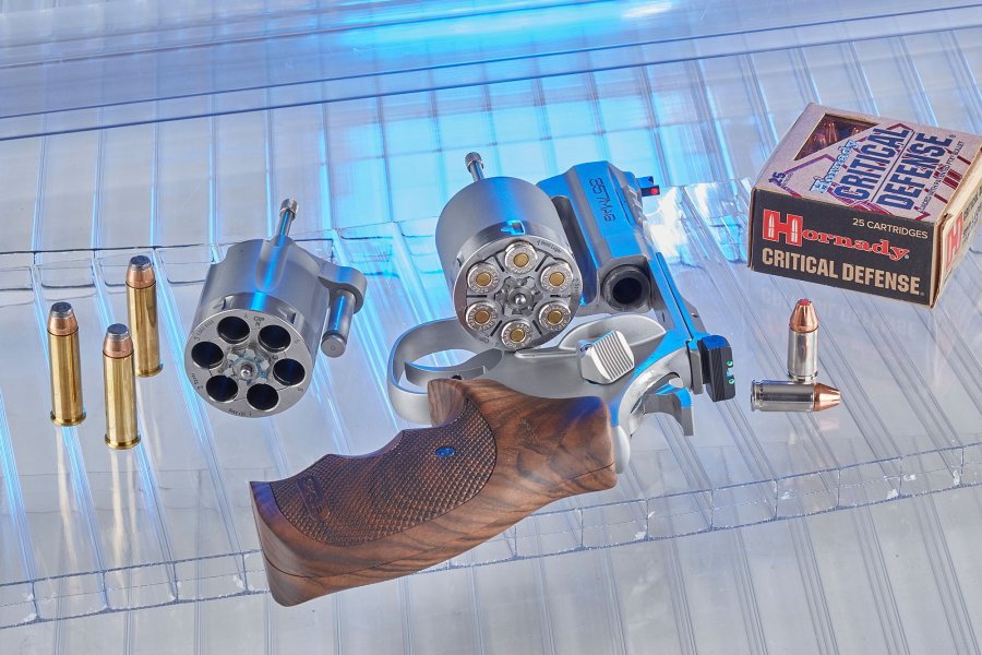 Neue Revolver exklusiv bei B&H: Spohr 283 Carry und 286 Universal − was leisten die .357er für Jagd und Sport im Test?  De Spohr 283 Carry mit eingesetzter Wechseltrommel in 9 mm Luger und der originären in 357 Magnum.