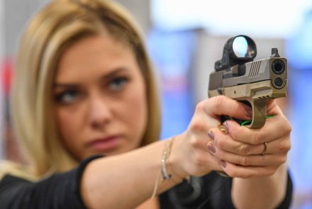 Top 5 Kurzwaffen von der SHOT Show 2020 FN 509 Compact MRD, Danielle Valkyrie damit im Anschlag.