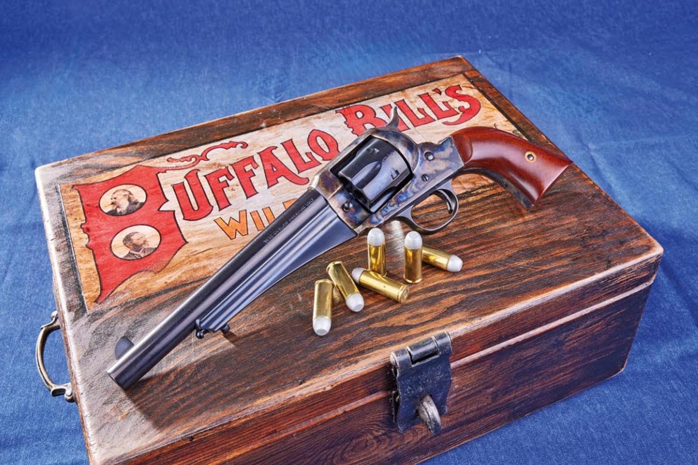 Uberti 1875 Remington Outlaw: Single-Action-Revolver in .45 Colt im Praxistest Uberti 1875 Remington Outlaw auf einer historischen Holzbox.