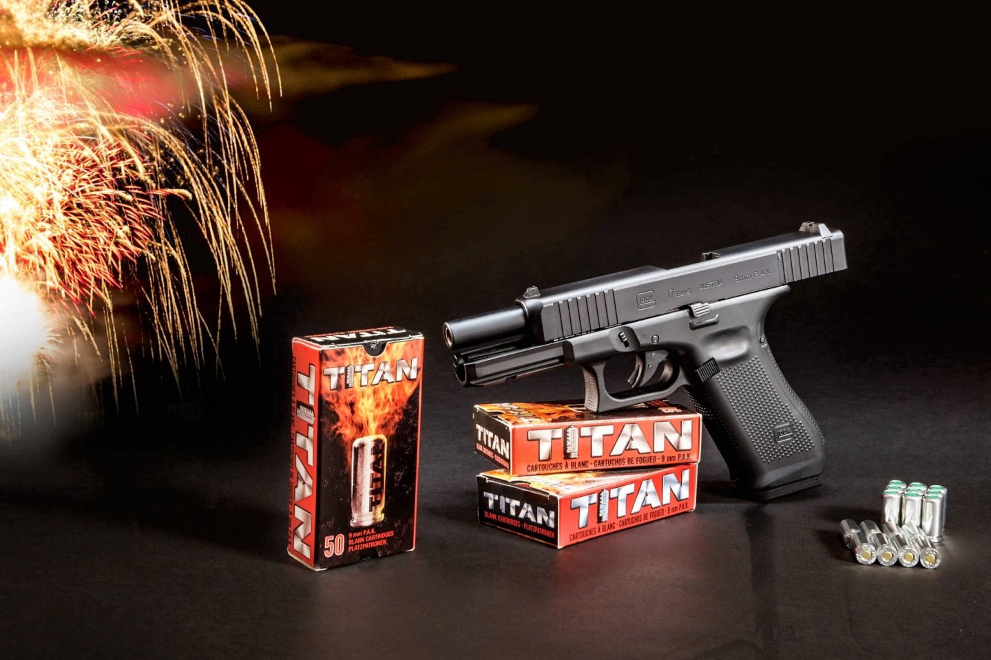 Glock 17 von Umarex in 9 mm P.A.K.: Was kann die langersehnte Schreckschusspistole mit Glock-Lizenz? Umarex Glock 17 Gen 5 Schreckschusspistole in Kaliber 9 mm P.A.K. offener verschluss mit Titan patronen und schachteln munition, Feuerwerk im Hintergrund