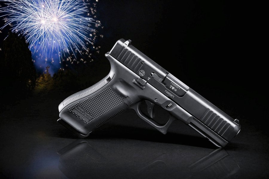 Glock 17 von Umarex in 9 mm P.A.K.: Was kann die langersehnte Schreckschusspistole mit Glock-Lizenz? Umarex Glock 17 Gen 5 Schreckschusspistole in Kaliber 9 mm P.A.K. rechte seitenansicht, Feuerwerk im Hintergrund