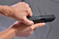 Verschiedene Methoden, um den Schlitten zurückzuziehen Verschiedene Methoden, um den Schlitten zurückzuziehen