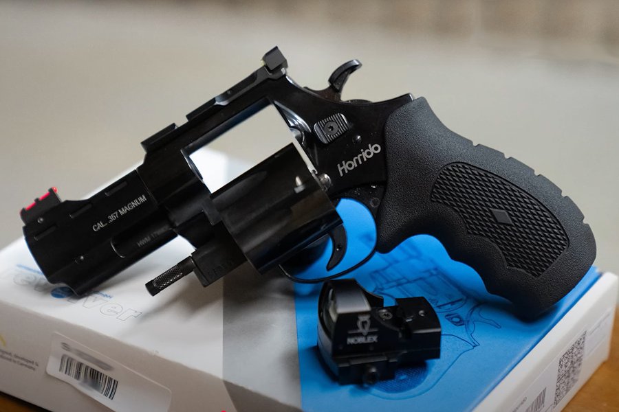 Arminius HW 357 Horrido − exklusiv bei der Alljagd gibt es für den Jäger diesen deutschen Fangschussrevolver mit Picatinny-Schiene zur Rotpunktvisier-Montage Der Arminius Fangschussrevolver HW 357 besitzt eine integrierte Picatinny-Schiene.