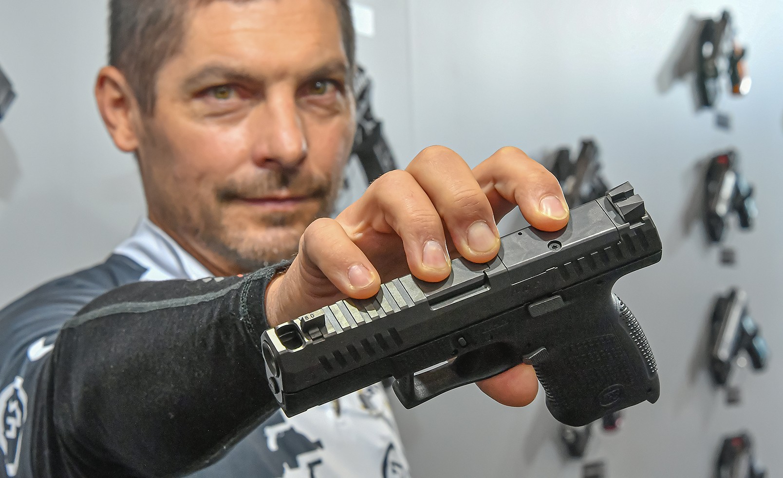ceska-zbrojovka: CZ P-10 C Ported − bei der brandneuen Polymerpistole fürs tägliche Führen minimiert ein integrierter Kompensator den  Rückstoß und das Hochschlagen der Mündung ceska-zbrojovka: CZ P-10 C Ported − bei der brandneuen Polymerpistole fürs tägliche Führen minimiert ein integrierter Kompensator den  Rückstoß und das Hochschlagen der Mündung