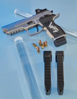 Sportliche Selbstladepistole: Das WAIMEX Exklusivmodell AREX WForce1 im Kaliber 9 mm Luger im Test Sperrlasche des Magazinbodens der AREX WForce1.